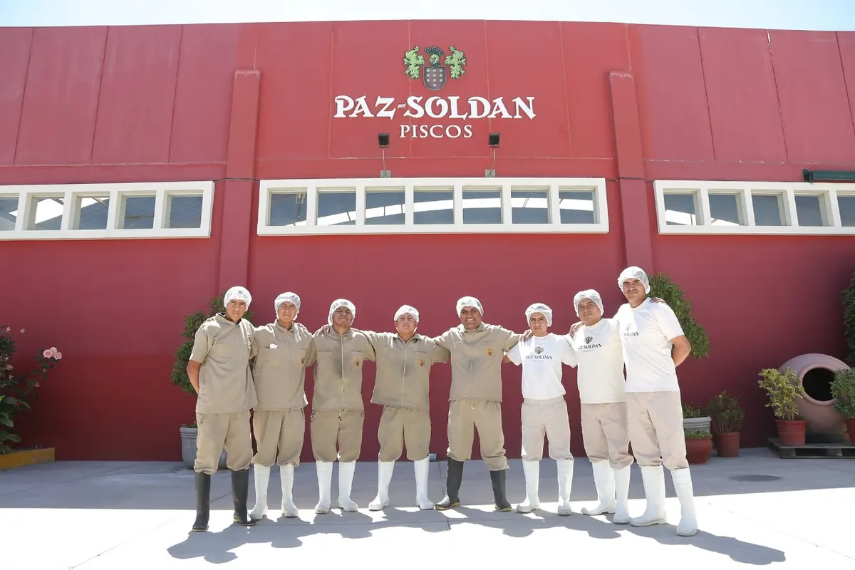 Trabajadores en la bodega Paz-Soldán